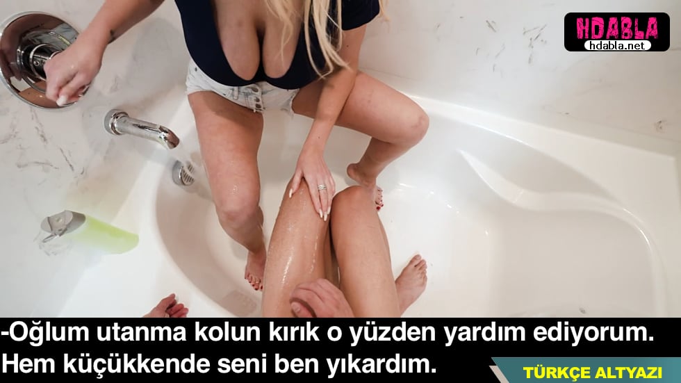 Annem bana banyo yaptırırken memelerini gördüm Şeyim kalktı